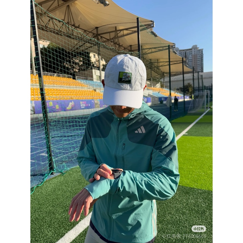 Adidas男女運動防曬連帽皮膚衣外套  手臂兩側採用阿迪經典三條槓拼接設計-細節圖2