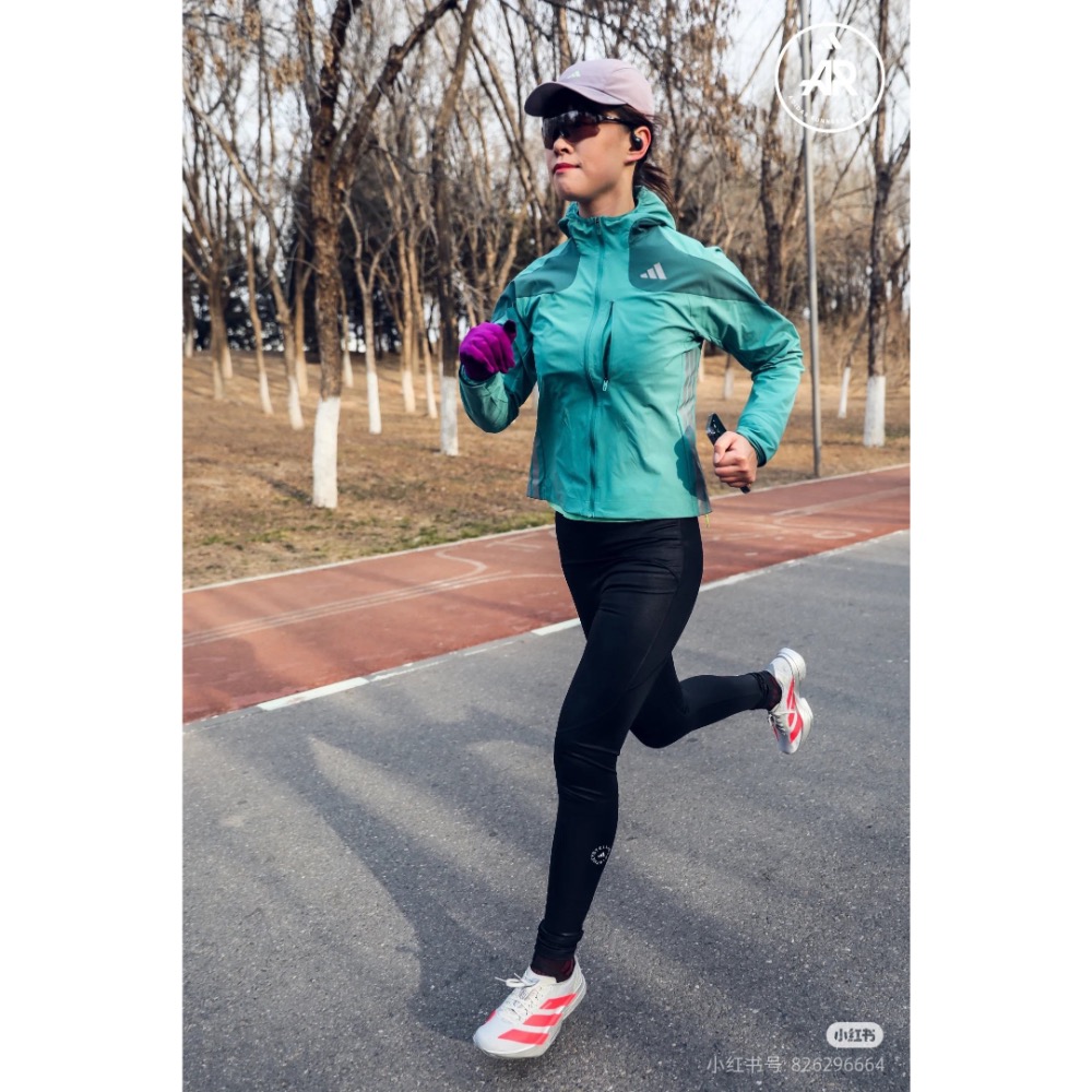 Adidas男女運動防曬連帽皮膚衣外套  手臂兩側採用阿迪經典三條槓拼接設計-細節圖3