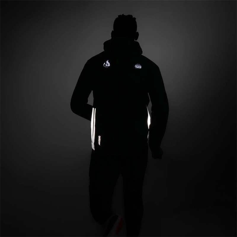 Adidas男女運動防曬連帽皮膚衣外套  手臂兩側採用阿迪經典三條槓拼接設計-細節圖5