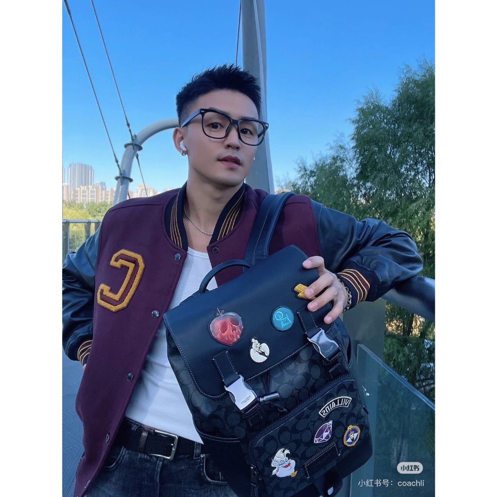 值得收藏 COACHx Disney反派 聯名款 Track 27 經典老花抽繩卡扣開合卡通徽標貼飾-細節圖2