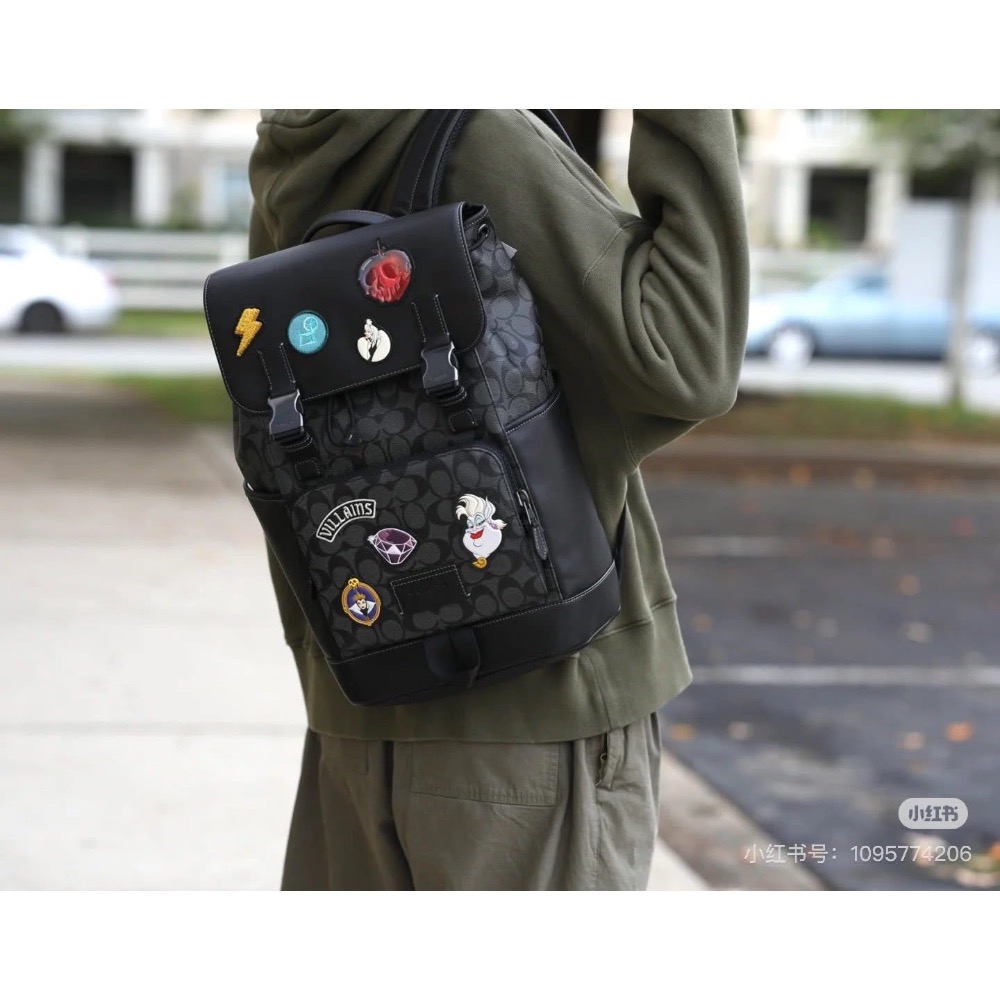 值得收藏 COACHx Disney反派 聯名款 Track 27 經典老花抽繩卡扣開合卡通徽標貼飾-細節圖3