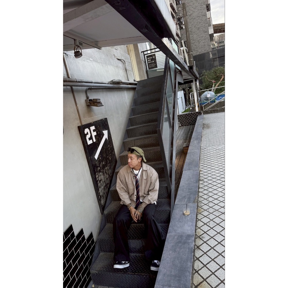 特殊剪裁彎刀西裝褲-細節圖2