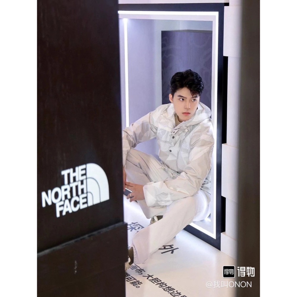 KAWS x Tnf 1986 白迷彩 防水防風硬殼外膽 戶外衝鋒衣連帽外套滑雪服 男女同款-細節圖4