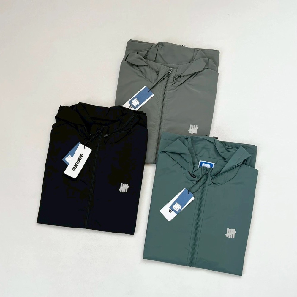 櫃領先款#【帽子可收納】undefeated輕量薄款3M反光印花Logo 雙拉鍊連帽立領外套 男女同款-細節圖2