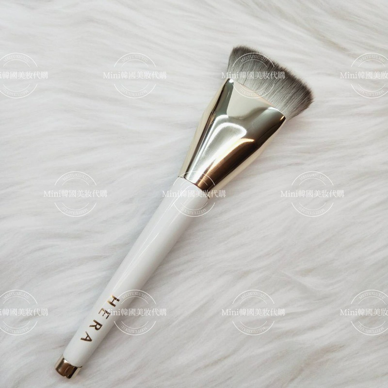 ☆mini韓國美妝代購☆ Hera 赫拉 光澤粉底刷 GLOW FOUNDATION BRUSH 扁平粉底刷-細節圖5