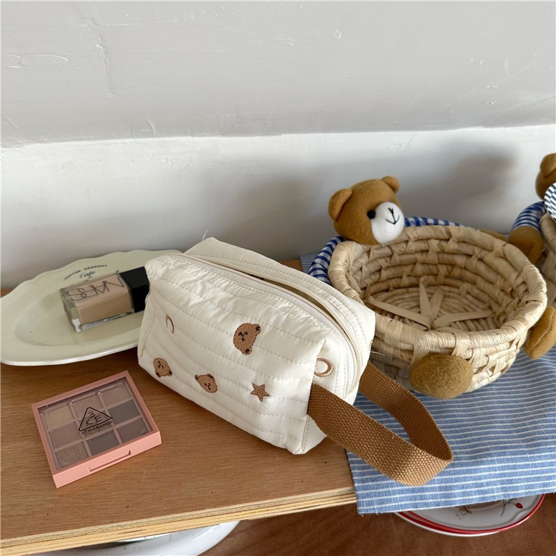 現貨｜韓國小熊刺繡多功能收納包 收納包中包 化妝包 媽媽包 零錢包 手提包 手包 小包 耳機化妝品收納袋 文具筆袋-細節圖3