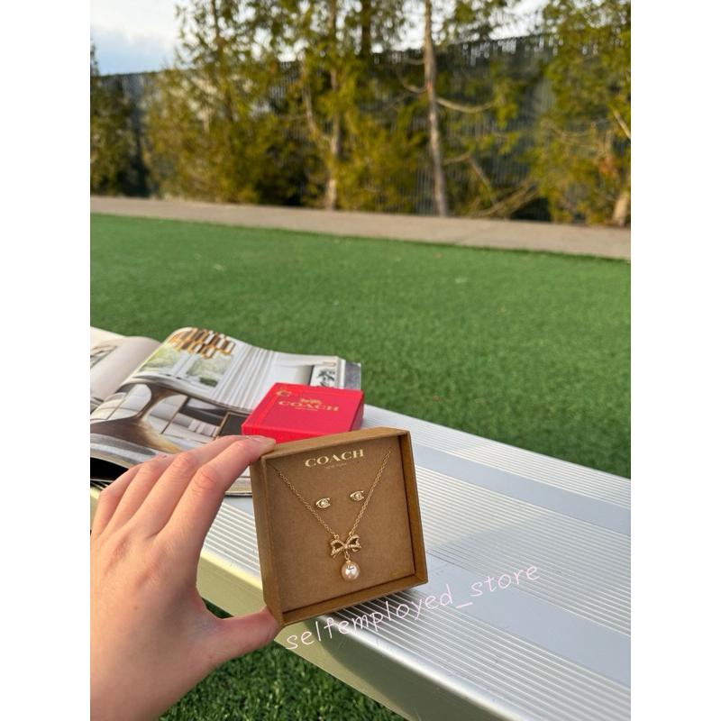 [S.E美國代購］COACH時尚飾品禮盒組 經典logo耳環+蝴蝶c字珍珠項鍊 金色 聖誕節限定禮盒 送禮-細節圖3