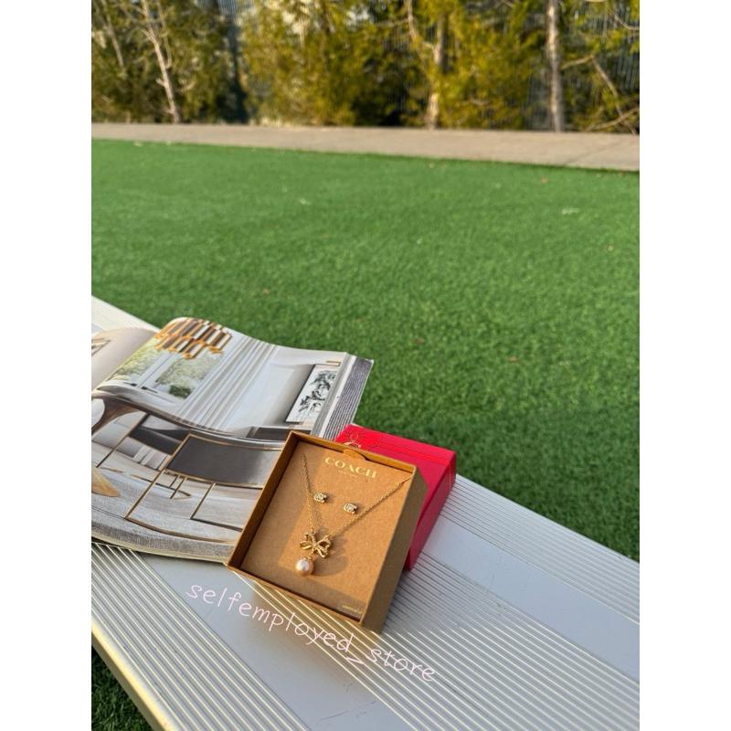 [S.E美國代購］COACH時尚飾品禮盒組 經典logo耳環+蝴蝶c字珍珠項鍊 金色 聖誕節限定禮盒 送禮-細節圖4