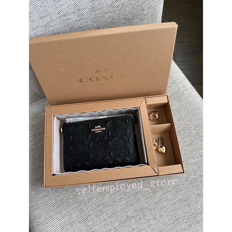 ［S.E美國代購］Coach 單層手拿包禮盒組（經典浮雕黑） 附兩個吊飾 手拿包 零錢包 小包 限定 送禮專屬-細節圖2
