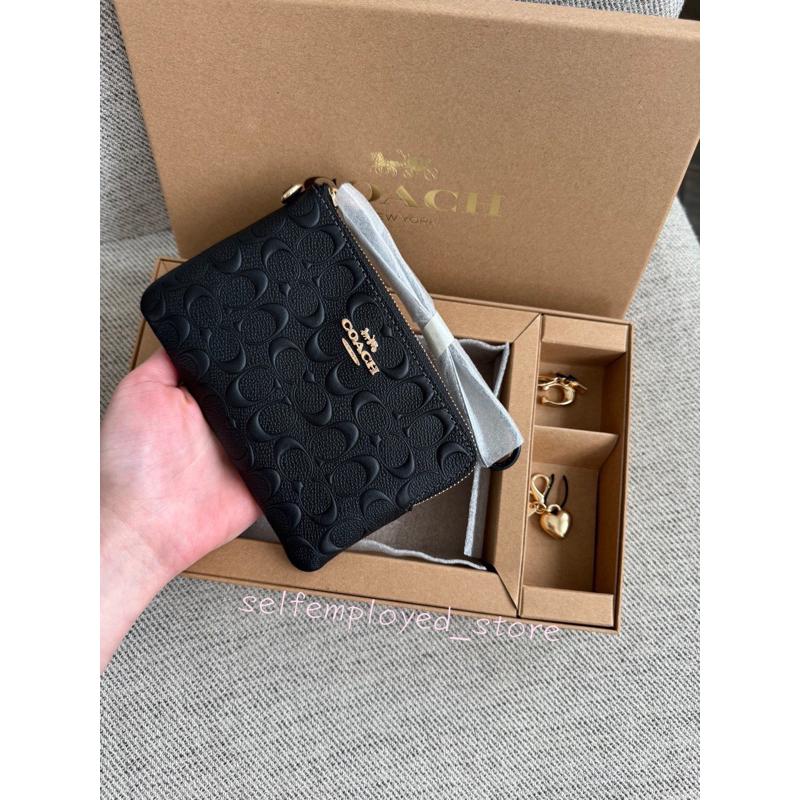 ［S.E美國代購］Coach 單層手拿包禮盒組（經典浮雕黑） 附兩個吊飾 手拿包 零錢包 小包 限定 送禮專屬-細節圖3