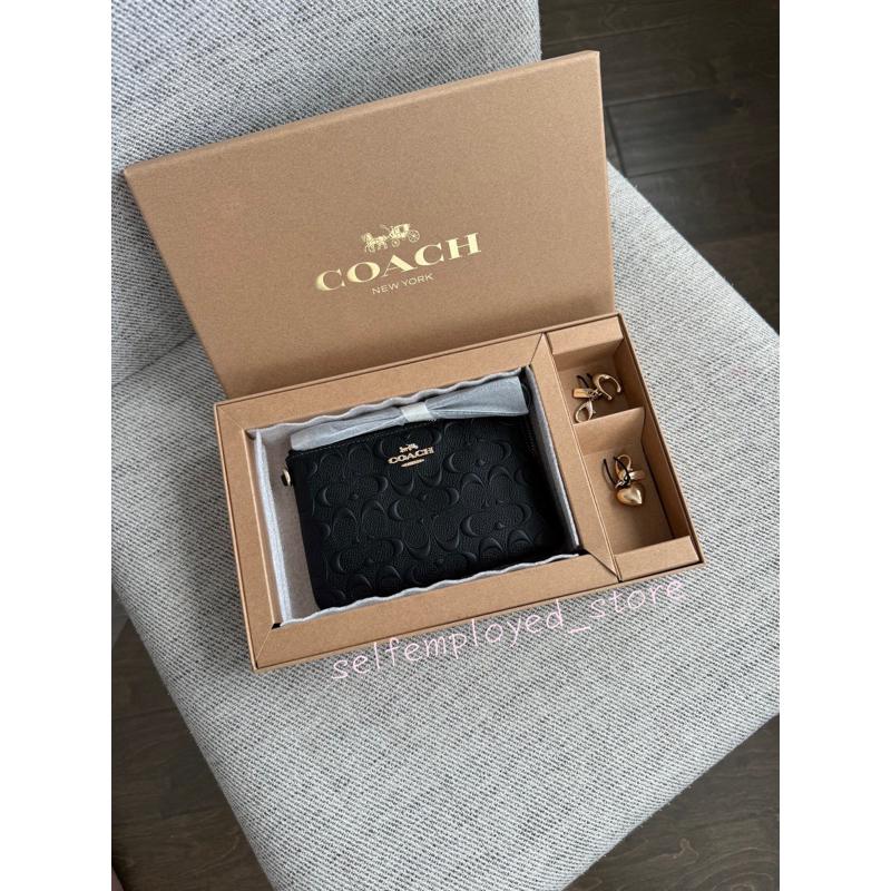 ［S.E美國代購］Coach 單層手拿包禮盒組（經典浮雕黑） 附兩個吊飾 手拿包 零錢包 小包 限定 送禮專屬-細節圖4