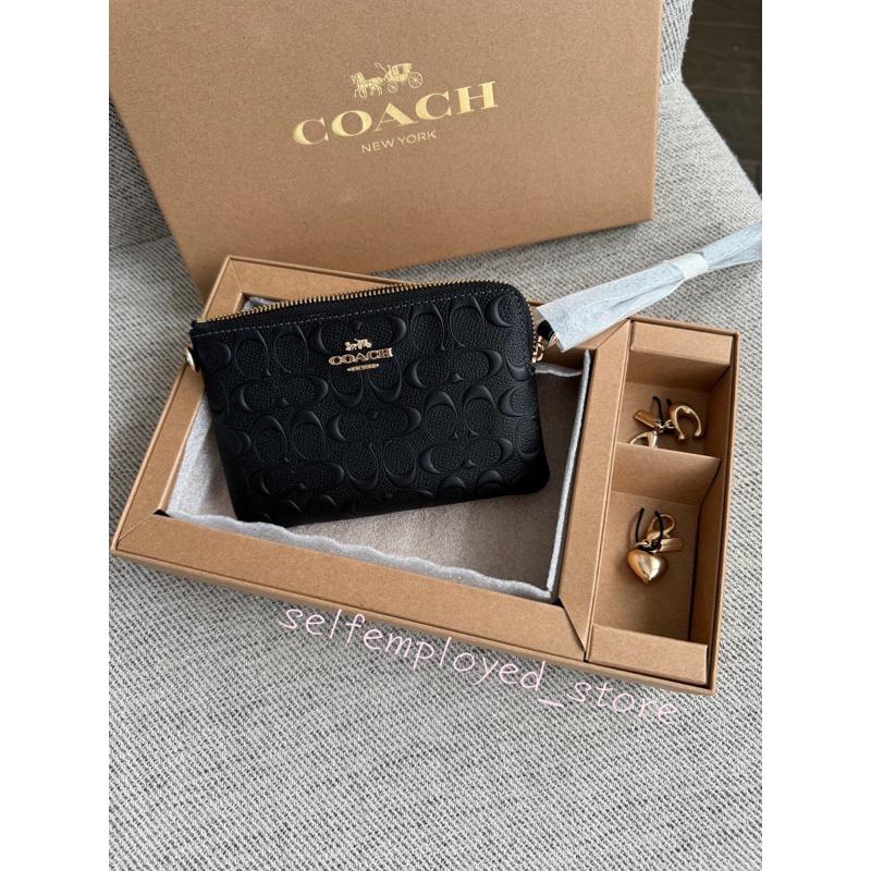 ［S.E美國代購］Coach 單層手拿包禮盒組（經典浮雕黑） 附兩個吊飾 手拿包 零錢包 小包 限定 送禮專屬-細節圖5