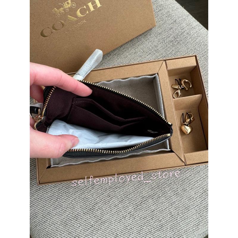 ［S.E美國代購］Coach 單層手拿包禮盒組（經典浮雕黑） 附兩個吊飾 手拿包 零錢包 小包 限定 送禮專屬-細節圖6