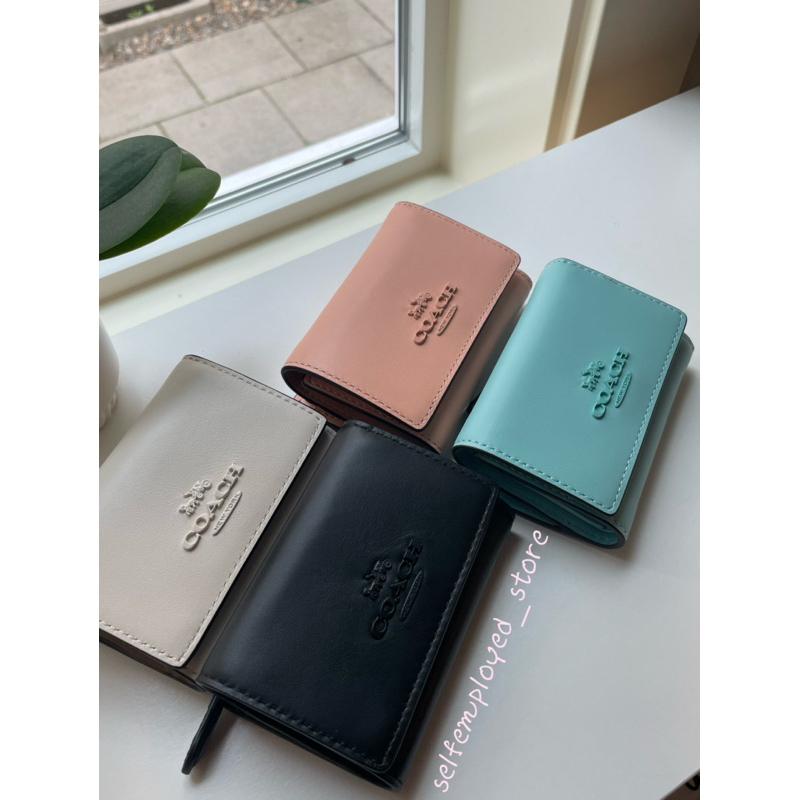 [SE美國代購］COACH 新款 浮雕logo 迷你 三折短夾 短夾 零錢包 限量-細節圖2