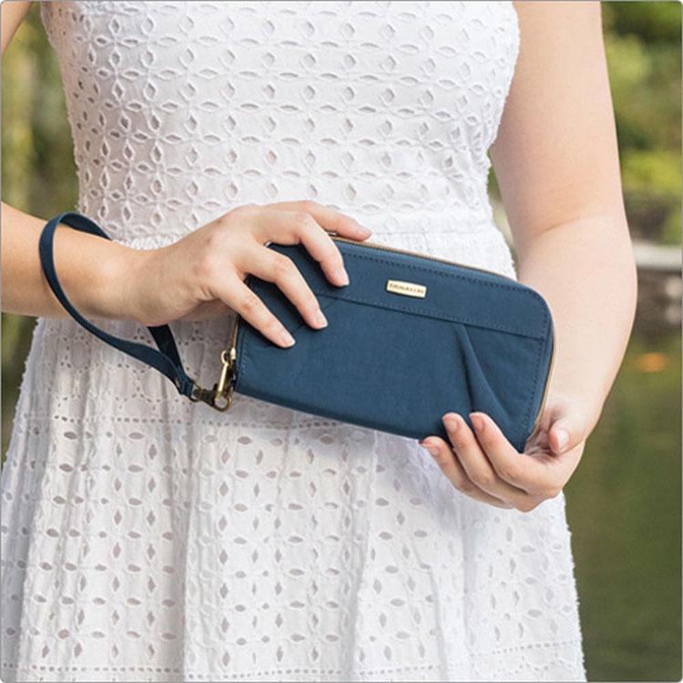 《TRAVELON》Signature腕帶+摺紋拉鍊防護長夾(藍) | 手拿包 手拿錢包 手機包 皮包-細節圖6