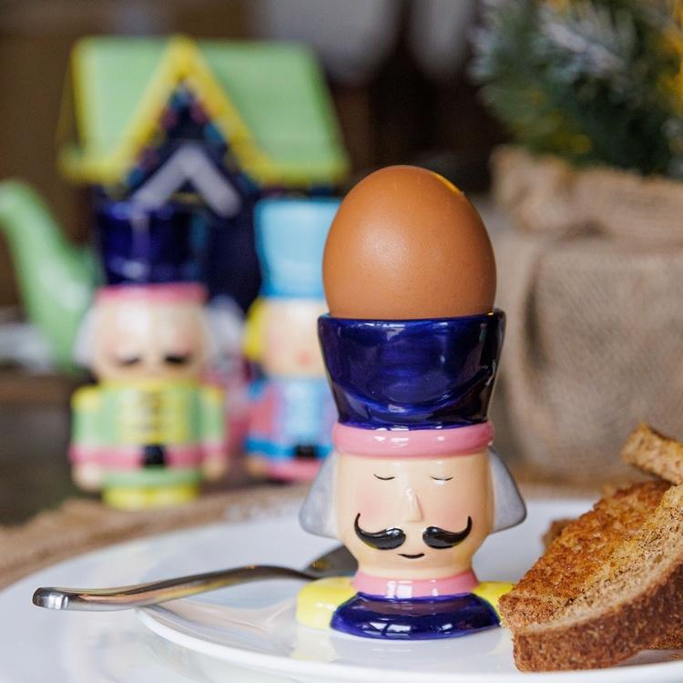 《KitchenCraft》Nutcracker童話手繪陶製蛋杯(胡桃鉗士兵) | 雞蛋杯 蛋托 早午餐 餐具-細節圖4
