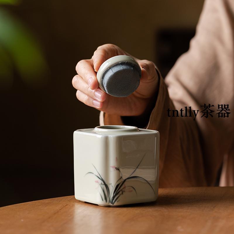 【現貨免運】草木灰手繪蘭花小號密封罐功夫茶具密封茶倉陶瓷儲茶罐 德化茶具-細節圖2