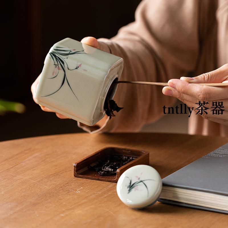 【現貨免運】草木灰手繪蘭花小號密封罐功夫茶具密封茶倉陶瓷儲茶罐 德化茶具-細節圖4