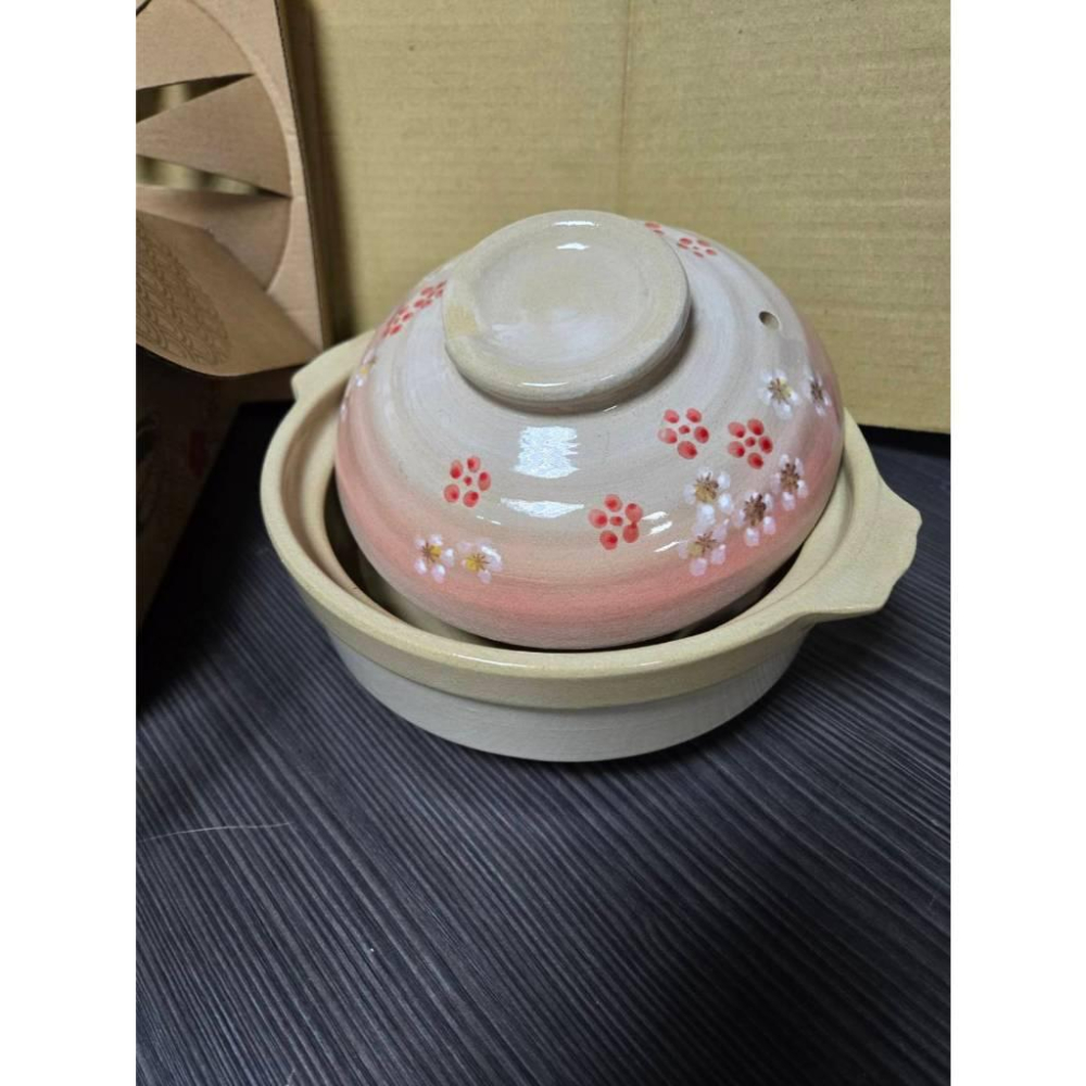 【現貨】松村窯 日式花繪砂鍋7.5吋紅梅款 1公升容量 砂鍋 陶鍋 雙耳鍋 湯鍋 鍋具 耐高溫-細節圖3