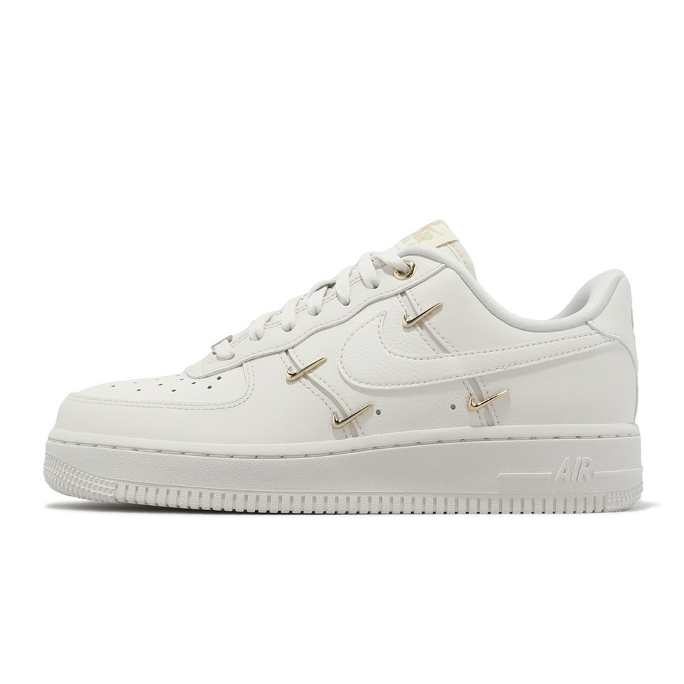 大力好物】Nike 休閒鞋Air Force 1 07 米白金屬勾勾女鞋炫雅AF1 FV3654