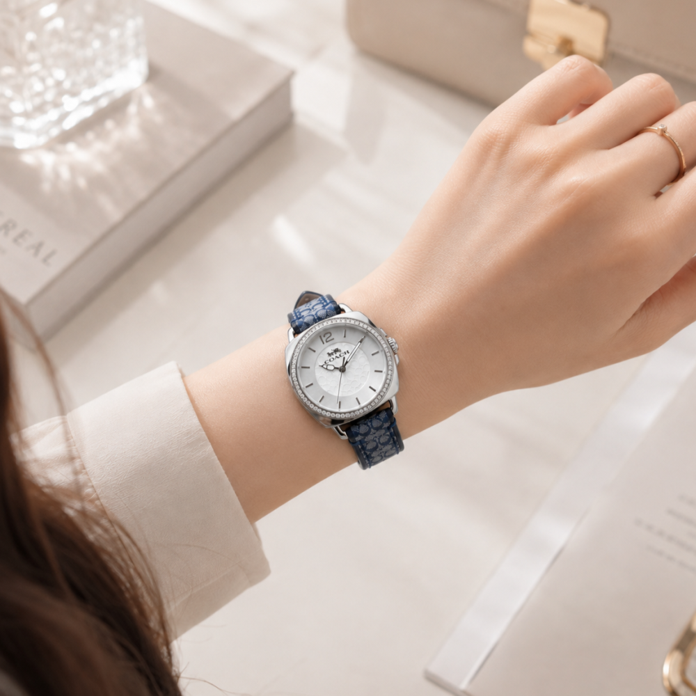 COACH Boyfriend 經典LOGO緹花織布晶鑽腕錶34mm(銀/丹寧藍色)-細節圖3