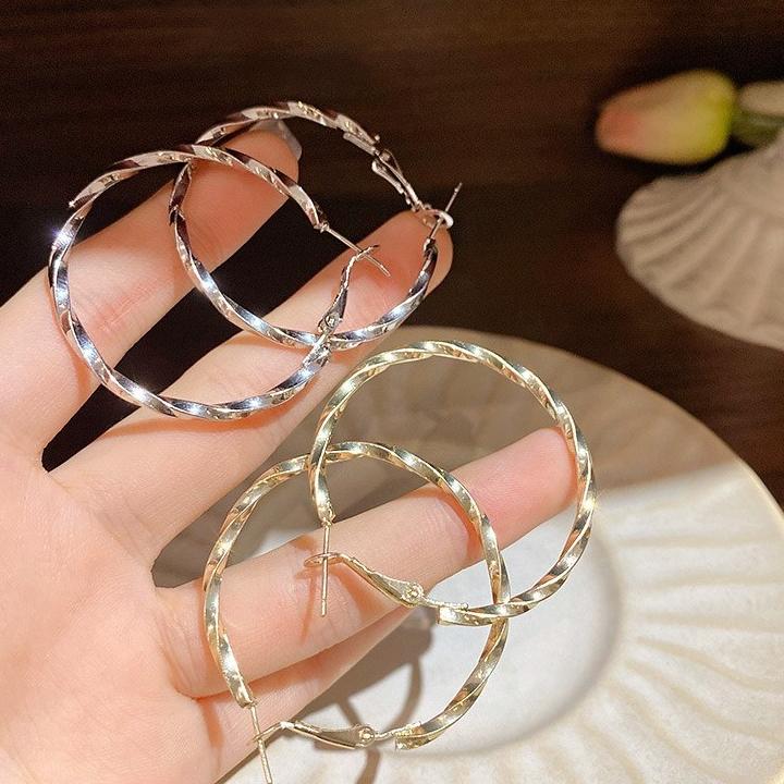 ✨現貨✨歐美風 金屬圓圈耳環 耳圈 小眾設計感  女生衣著 批發-細節圖5