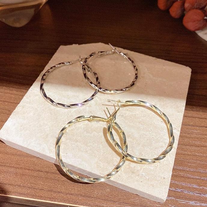 ✨現貨✨歐美風 金屬圓圈耳環 耳圈 小眾設計感  女生衣著 批發-細節圖6