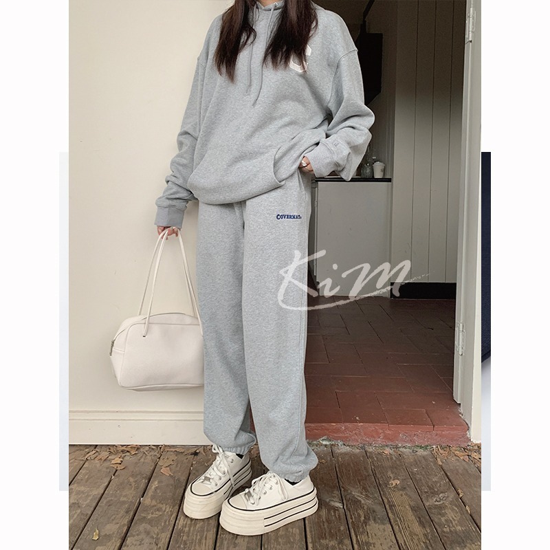 韓國Covernat 字母刺繡休閒棉褲 美式休閒風 任意混合搭配 上身超讚 男女同款 休閒長褲 棉褲 長褲-細節圖2