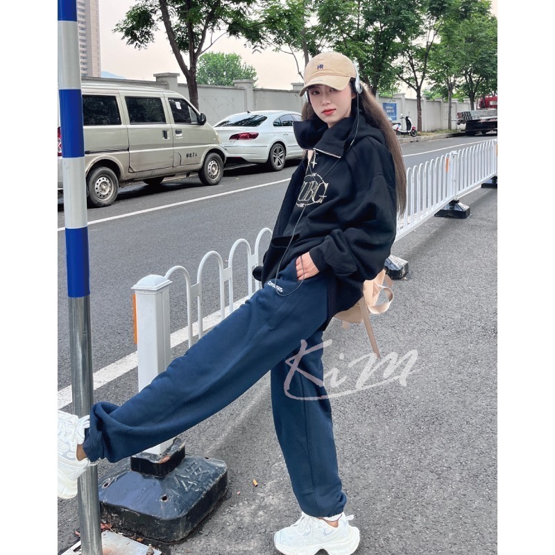 韓國Covernat 字母刺繡休閒棉褲 美式休閒風 任意混合搭配 上身超讚 男女同款 休閒長褲 棉褲 長褲-細節圖10