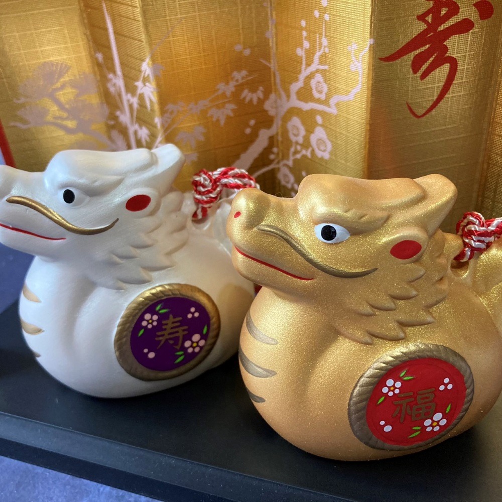 小仔的玩具窩★緣起物「現貨」藥師窯 辰年 龍 彩耀 招福壽々辰（紅白梅・金銀土鈴）福壽龍 十二生肖擺飾 新春賀禮-細節圖3