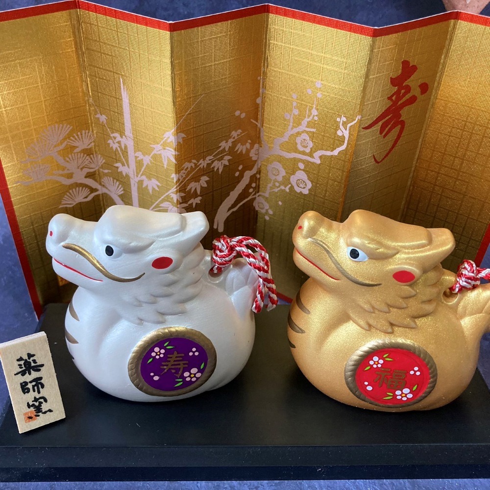 小仔的玩具窩★緣起物「現貨」藥師窯 辰年 龍 彩耀 招福壽々辰（紅白梅・金銀土鈴）福壽龍 十二生肖擺飾 新春賀禮-細節圖4