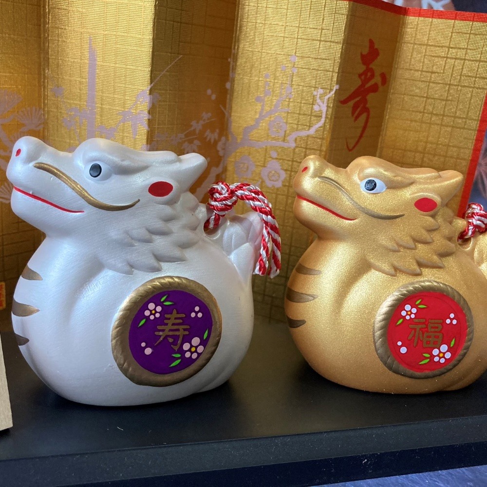 小仔的玩具窩★緣起物「現貨」藥師窯 辰年 龍 彩耀 招福壽々辰（紅白梅・金銀土鈴）福壽龍 十二生肖擺飾 新春賀禮-細節圖5
