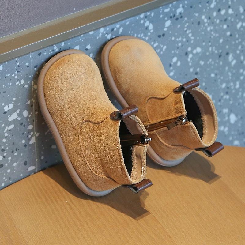 ↖快速出貨↗ 韓風麂皮加絨短靴 膠軟底學步鞋 防滑鞋底 休閒短靴 周歲 布鞋 學走不掉鞋 寶寶靴子 馬丁靴-細節圖3