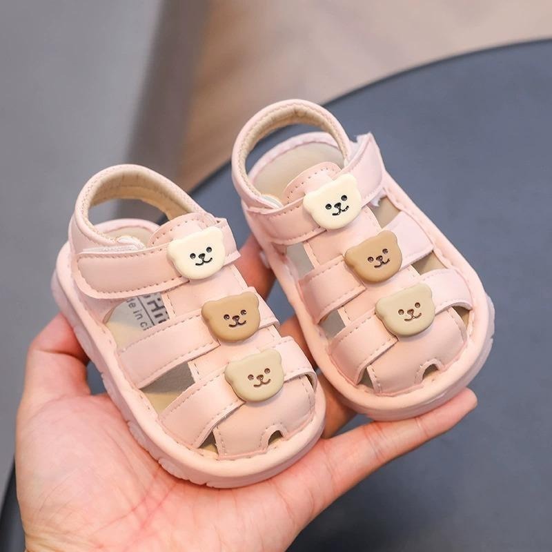 ↖快速出貨↗ 韓風奶油系小熊啾啾鞋  包頭涼鞋 叫叫鞋 小熊嬰兒學步鞋 女寶寶 軟底 防滑牛津底 走路會嗶嗶笛子聲-細節圖2