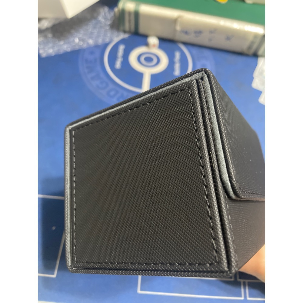 皮製卡盒 上開卡盒高級絨布 皮製牌盒 側開 卡片收納盒 側放進口牌盒 超大容量防塵 寶可夢PTCG/MTG/遊戲王/WS-細節圖4