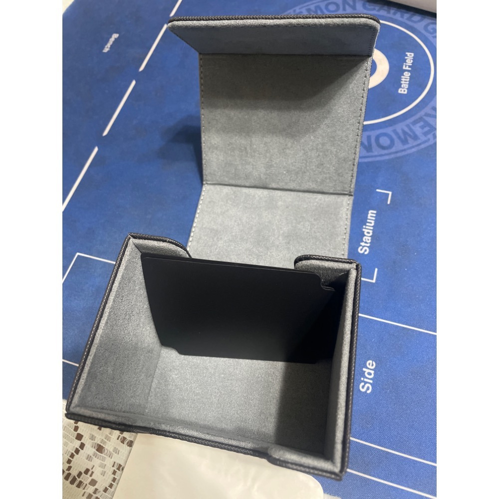 皮製卡盒 上開卡盒高級絨布 皮製牌盒 側開 卡片收納盒 側放進口牌盒 超大容量防塵 寶可夢PTCG/MTG/遊戲王/WS-細節圖6