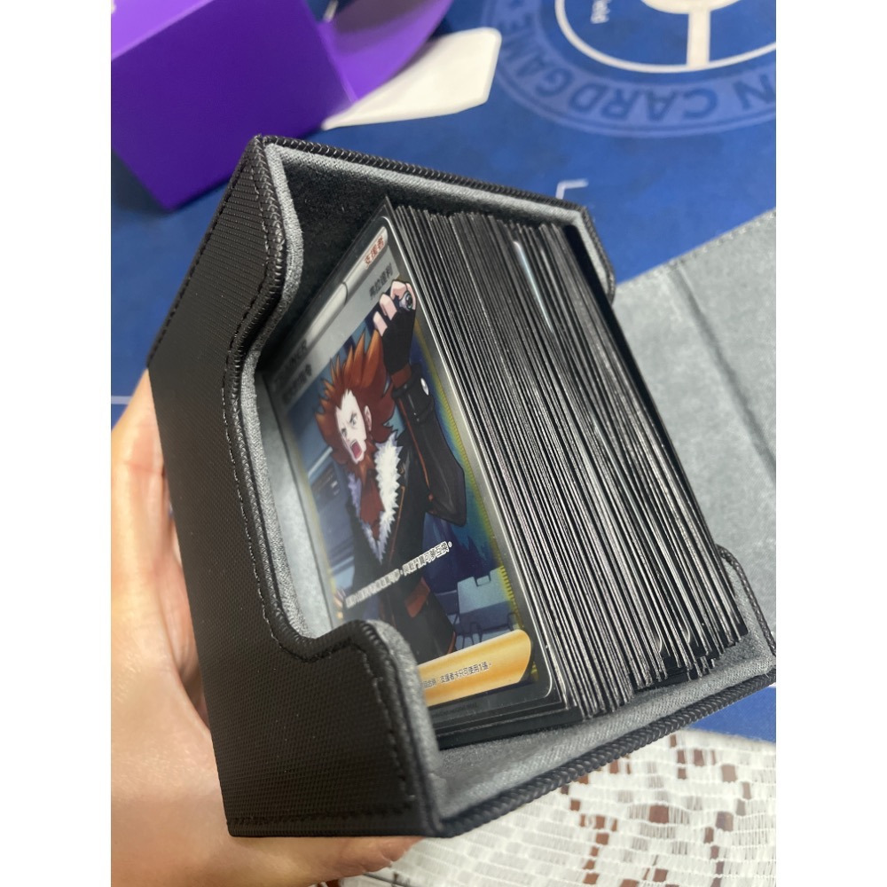 皮製卡盒 上開卡盒高級絨布 皮製牌盒 側開 卡片收納盒 側放進口牌盒 超大容量防塵 寶可夢PTCG/MTG/遊戲王/WS-細節圖7