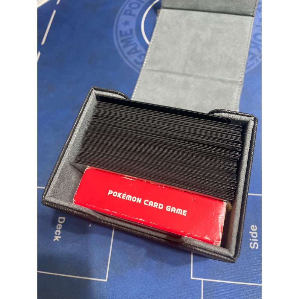 皮製卡盒 上開卡盒高級絨布 皮製牌盒 側開 卡片收納盒 側放進口牌盒 超大容量防塵 寶可夢PTCG/MTG/遊戲王/WS-細節圖8