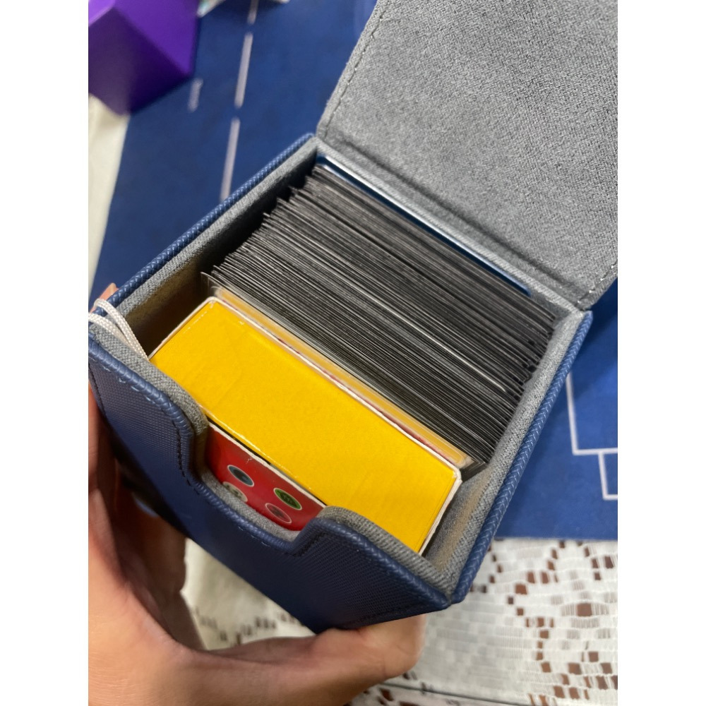 皮製卡盒 上開卡盒高級絨布 皮製牌盒 側開 卡片收納盒 側放進口牌盒 超大容量防塵 寶可夢PTCG/MTG/遊戲王/WS-細節圖9