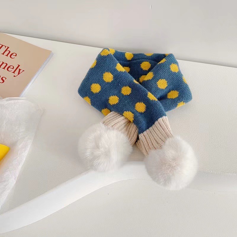 KT媽咪奶粉用品團購-台灣現貨，寶寶保暖圍巾，超萌球球拼色交叉圍巾，冬天保暖脖圍，兒童圓點針織交叉圍巾，寒流必備圍巾-規格圖1