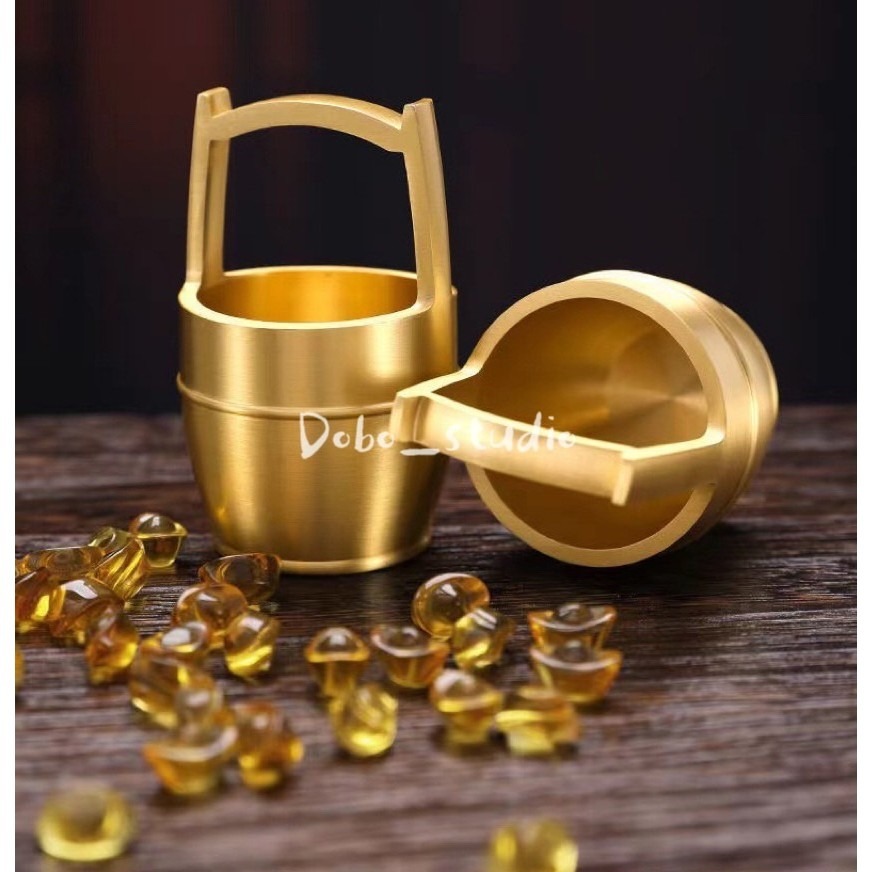 鳥我一下好嗎🍀招財一桶金水桶 客廳擺件 黃金桶子 招財配件 招財元寶 開店送禮 風水招財 黃銅一桶金 裝飾工藝 工藝品-細節圖6