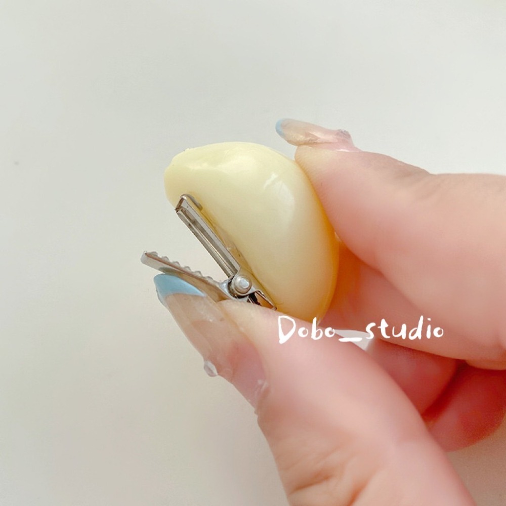 鳥我一下好嗎🍀仿真蒜頭髮夾 小髮夾 碎髮夾 造型夾 食物模型 鴨嘴夾 大蒜劉海夾 搞怪髮夾 迷你瀏海夾 頭髮夾 側邊夾-細節圖2