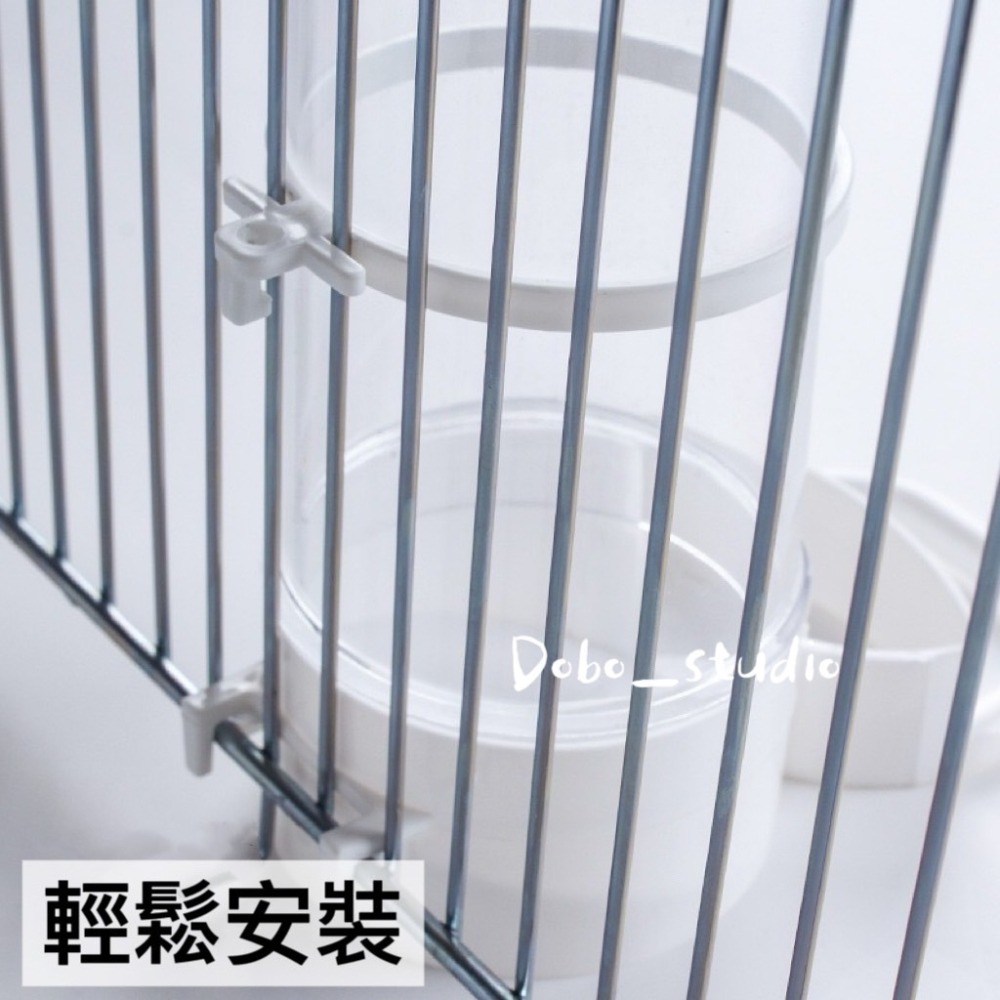鳥我一下好嗎🍀小寵餵食盆 防噴濺飼料盒 鳥用餵食器 掛籠飲水器 鸚鵡飼料盒 寵物鼠 鸚鵡 透明款懸掛盆 鸚鵡玩具 食槽-細節圖3