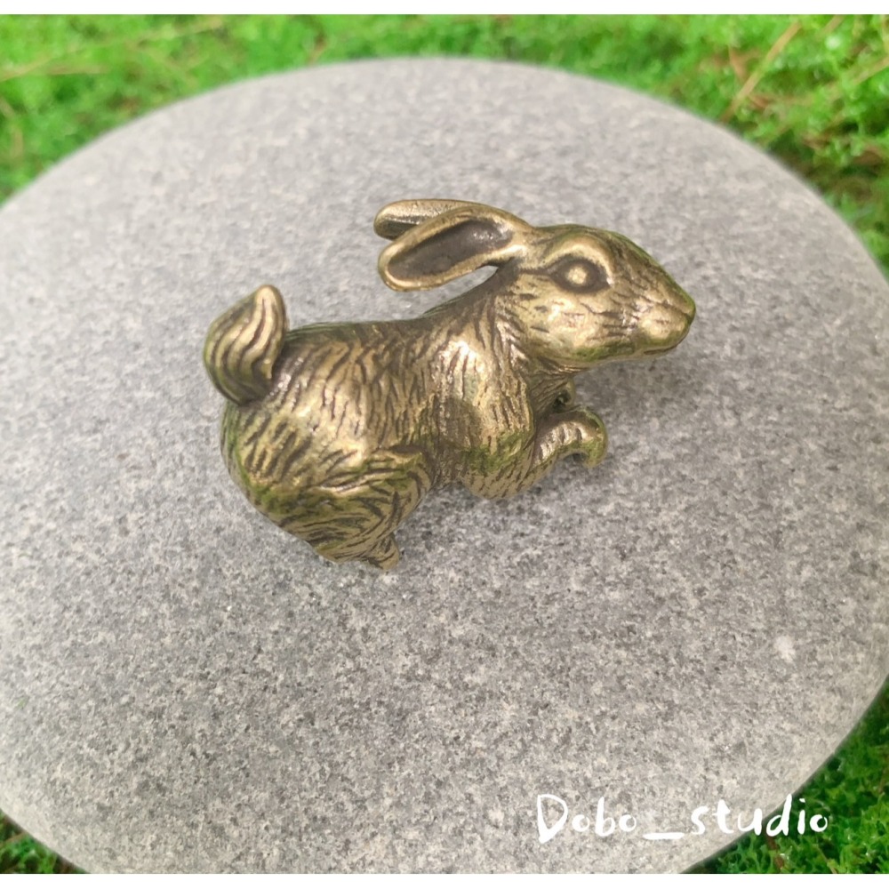 鳥我一下好嗎🍀黃銅可愛兔子 招財小物 古玩擺件 十二生肖 兔子 實心銅 黃銅兔子 書房小擺件 創意吊墜小銅器 玄關裝飾-細節圖4