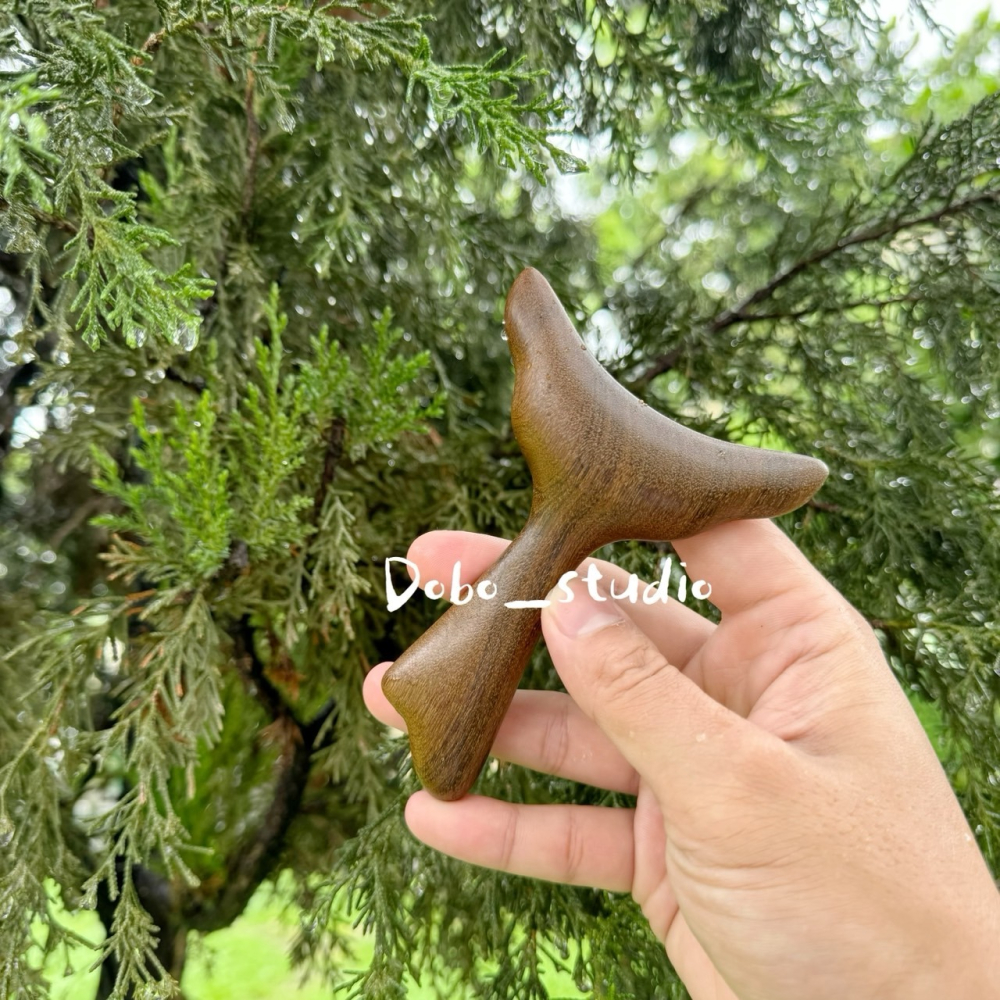 鳥我一下好嗎🍀魚尾按摩刮痧板 全身通用 檀木魚尾按摩 魚尾三角型刮痧板 全身按摩器 鼻樑按摩 眼周按摩 經絡刮痧按摩棒-細節圖7