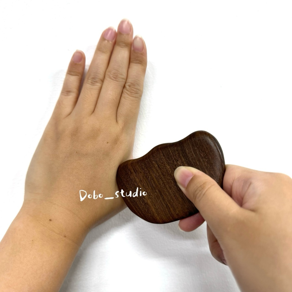 鳥我一下好嗎🍀檀木刮痧板 元寶造型 按摩專用 經絡刮痧板 手部刮痧 肩頸刮痧 刮痧板撥筋 臉部眼部通用-細節圖2