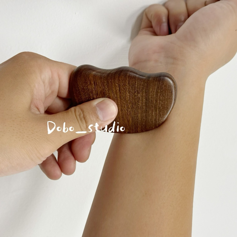 鳥我一下好嗎🍀檀木刮痧板 元寶造型 按摩專用 經絡刮痧板 手部刮痧 肩頸刮痧 刮痧板撥筋 臉部眼部通用-細節圖3