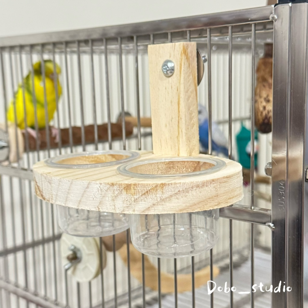 鳥我一下好嗎🍀鸚鵡實木雙杯架 鸚鵡食盆 原木杯架 鸚鵡飼料架 餵食器 鳥籠用品 虎皮 飼料杯架 食盆 小型鸚鵡飼料盒-細節圖5