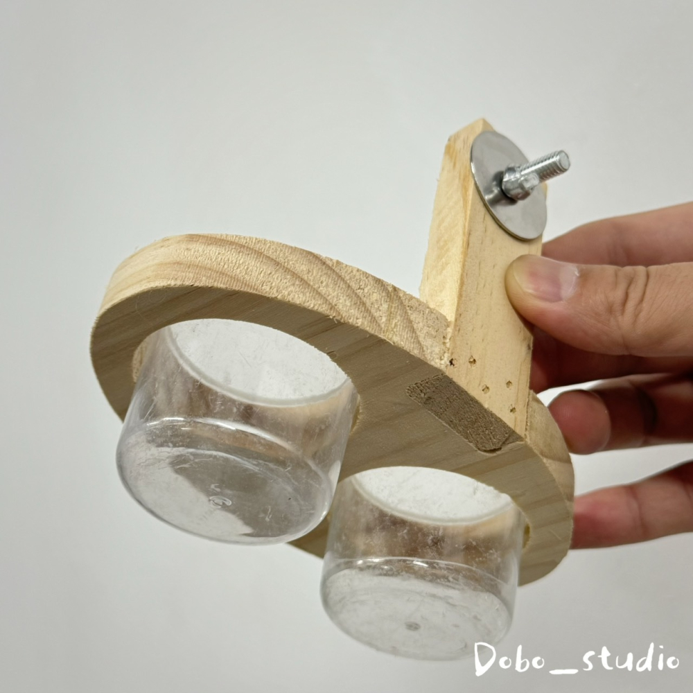 鳥我一下好嗎🍀鸚鵡實木雙杯架 鸚鵡食盆 原木杯架 鸚鵡飼料架 餵食器 鳥籠用品 虎皮 飼料杯架 食盆 小型鸚鵡飼料盒-細節圖6