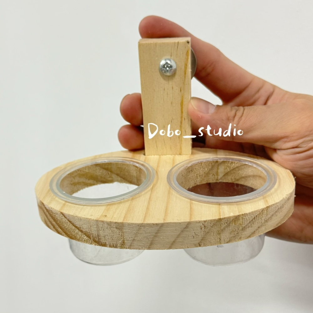 鳥我一下好嗎🍀鸚鵡實木雙杯架 鸚鵡食盆 原木杯架 鸚鵡飼料架 餵食器 鳥籠用品 虎皮 飼料杯架 食盆 小型鸚鵡飼料盒-細節圖8